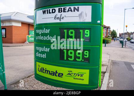 I prezzi del carburante in un piazzale BP in Southend on Sea sono aumentati ad un prezzo molto alto per litro. Quasi 2 sterline. Gas diesel e senza piombo gonfiato Foto Stock