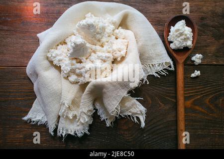 formaggio casolare domestico su sfondo di legno Foto Stock