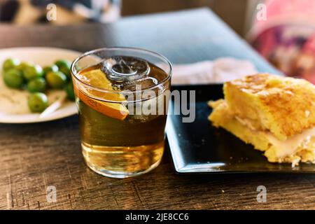 Pincho spagnolo a base di mosto, olive, uova e frittata di patate. Foto di alta qualità Foto Stock