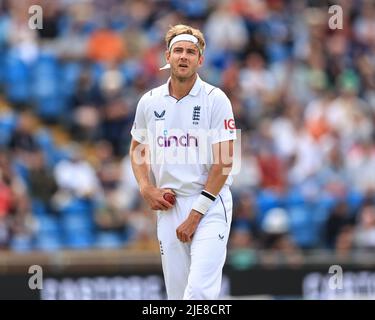 Stuart Broad of England lucida la palla Foto Stock