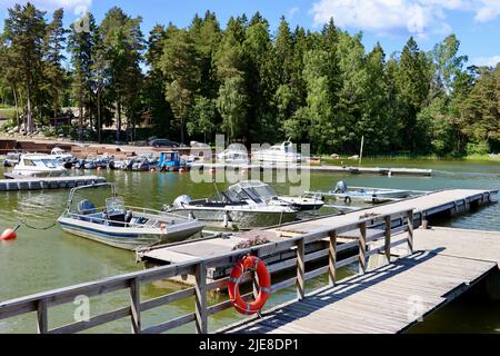 Piccolo porto nella Finlandia meridionale vicino a Porvoo Foto Stock