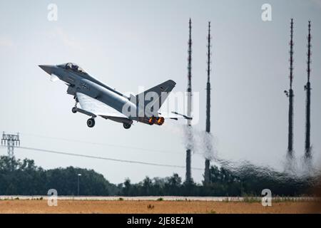 26 giugno 2022, Brandeburgo, Schönefeld: Le forze armate tedesche Eurofighter Typhoon vola all'International Aerospace Exhibition (Ila). L'Air Show all'aeroporto di Schönefeld sarà aperto dal 22 al 26 giugno 2022. Foto: Fabian Sommer/dpa Foto Stock