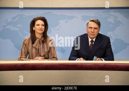 TOM WILKINSON e ANNA TORV nel NEWSREADER (2021), diretto DA EMMA FREEMAN. Credit: Werner Film Productions / Album Foto Stock