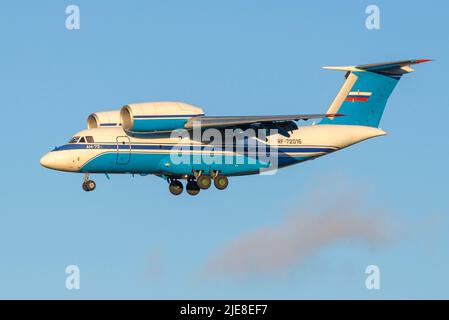 SAN PIETROBURGO, RUSSIA - 25 OTTOBRE 2018: Aereo AN-72 (RF-72016) del servizio di frontiera federale della Russia in volo Foto Stock