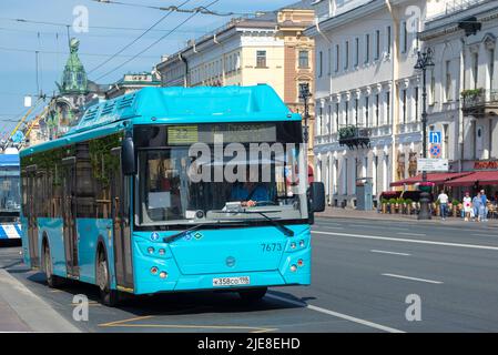 SAN PIETROBURGO, RUSSIA - 06 GIUGNO 2021: Autobus cittadino Liaz-5292,67 dista dalla fermata dei mezzi pubblici sulla prospettiva Nevsky Foto Stock