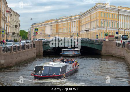 SAN PIETROBURGO, RUSSIA - 08 GIUGNO 2022: Barche da diporto sul fiume Moika in una nuvolosa giornata di giugno Foto Stock