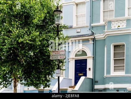 Rosmead Road, strada residenziale con case color pastello nella zona di Notting Hill, Londra occidentale, Inghilterra, Regno Unito. Foto Stock