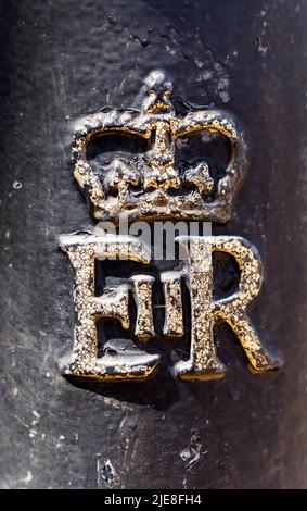 Il cifone della regina Elisabetta II, 'EiR', in piedi per Elisabetta II Regina, sormontato dalla Corona di San Edoardo, su una recinzione di fronte a Buckingham Palace Foto Stock