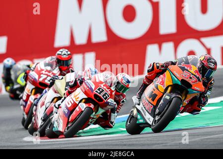 2022-06-26 12:53:55 ASSEN - Augusto Fernandez (SPA) sul suo Kalex in azione durante la finale Moto2 del 26 giugno 2022 sul circuito TT di Assen, Olanda. ANP VINCENT JANNINK olanda OUT - belgio OUT Foto Stock