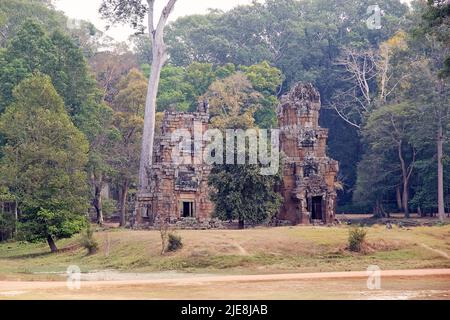 Due dei Prasat Suor Prat, Angkor, Siem Reap, Cambogia. Prasat Suor Prat è una serie di dodicesimi torri che si estende da nord a sud lungo la costa orientale Foto Stock