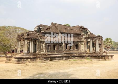 La biblioteca di Angkor Wat, Angkor, Siem Reap, Cambogia. Angkor Wat fu prima un Hindu, poi un complesso di templi buddisti e il più grande monumen religioso Foto Stock