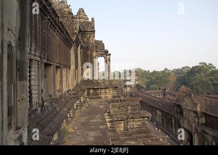 Dettagli delle gallerie a Angkor Wat, Angkor, Siem Reap, Cambogia. Angkor Wat fu prima un indù, più tardi un complesso di templi buddisti e il più grande reli Foto Stock