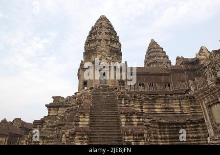 I turisti stanno scattando foto dalla terrazza superiore di Angkor Wat, Angkor, Siem Reap, Cambogia. Angkor Wat era prima un indù più tardi un tempio buddista c Foto Stock