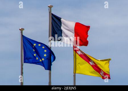 Nancy, Francia, 18 aprile 2022. Tre bandiere, bandiera europea, bandiera francese e bandiera lorenese sul tetto del municipio. Foto Stock