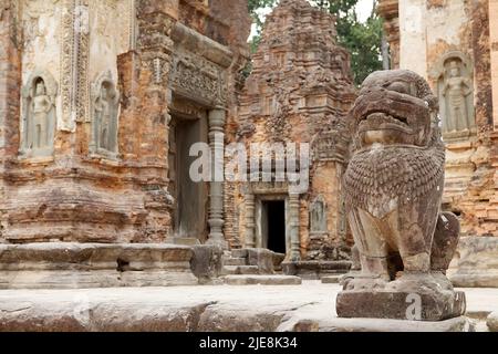 Il custode del leone sulla piattaforma presso le rovine del tempio di Preah Ko, Angkor, Siem Reap, Cambogia. Il tempio fu costruito alla fine del 9th secolo ed era il f Foto Stock