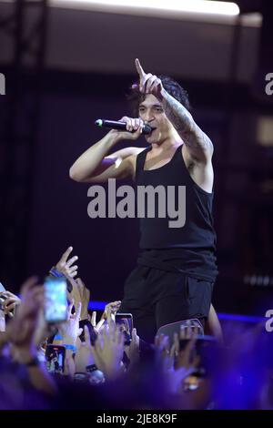 Cantante italiana Tananai durante la registrazione della manifestazione musicale TIM Summer Hits diretta da Andrea Delogu e Stefano De Martino. Una serie di concerti nelle piazze italiane trasmessi il Rai2. Piazza del Popolo (Roma), 24 giugno 2022 Foto Stock