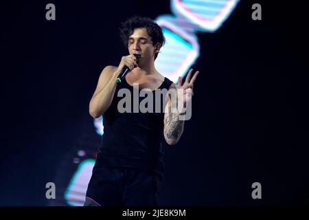 Cantante italiana Tananai durante la registrazione della manifestazione musicale TIM Summer Hits diretta da Andrea Delogu e Stefano De Martino. Una serie di concerti nelle piazze italiane trasmessi il Rai2. Piazza del Popolo (Roma), 24 giugno 2022 Foto Stock