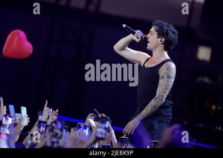 Cantante italiana Tananai durante la registrazione della manifestazione musicale TIM Summer Hits diretta da Andrea Delogu e Stefano De Martino. Una serie di concerti nelle piazze italiane trasmessi il Rai2. Piazza del Popolo (Roma), 24 giugno 2022 Foto Stock