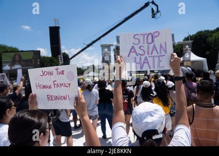 Washington, Stati Uniti. 25th giugno 2022. I manifestanti partecipano alla 'marcia dell'unità' a Washington, DC, Stati Uniti, 25 giugno 2022. Gli americani asiatici provenienti da tutti gli Stati Uniti sono venuti a Washington il sabato per chiedere la fine dell'odio razziale e della violenza che è aumentata in modo significativo nel corso della pandemia COVID-19. Credit: Liu Jie/Xinhua/Alamy Live News Foto Stock