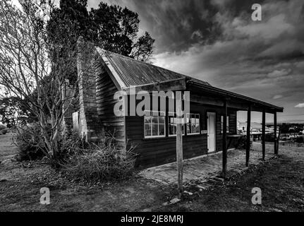 Un'antica e graziosa capanna in legno del minatore alla Beaconsfield Mine in Tasmania Australia. Immagine in bianco e nero ricca e di altissima qualità Foto Stock