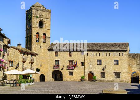 Piazza centrale della città montana chiamata Ainsa, con le sue vecchie case in pietra. Foto Stock