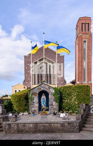 Tre bandiere ucraine volano sui flagpoli fuori San Pietro e la chiesa di San Paolo, Portlaoise, contea di Laois, Repubblica d'Irlanda. Foto Stock