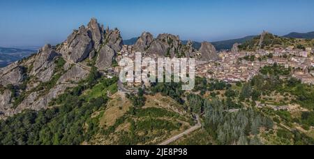 Vista panoramica sul borgo rurale di Pietrapertosa in Appennino Dolomiti Lucane, potenza in Basilicata, Italia Foto Stock