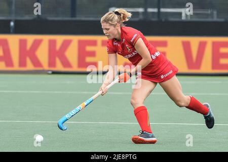 Il belga Pauline Leclef ha ritratto in azione durante una partita di hockey tra le Red Panthers belghe e il Team USA nella fase di gruppo (gioco 16 su 16) della Women's FIH Pro League, domenica 26 giugno 2022, a HC Den Bosch, in 's Hertogenbosch, nei Paesi Bassi. BELGA FOTO JILL DELSAUX Foto Stock