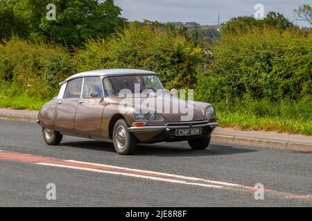 1974 70s Seventies Brown 1972cc Citroen DS, auto executive a trazione anteriore con sospensioni idropneumatiche autolivellanti; auto classiche d'epoca, veterani automobilistici che arrivano alla Hoghton Tower per il raduno Supercar Summer Showtime, organizzato da Great British Motor Show. Foto Stock