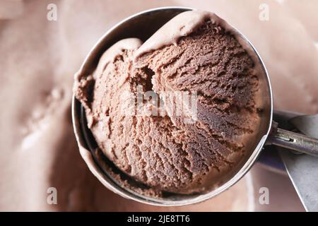 primo piano del gelato con un cucchiaio da una ciotola Foto Stock