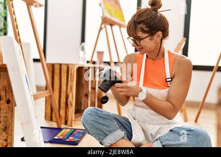 Giovane ispanica donna fare foto per disegnare in studio d'arte Foto Stock