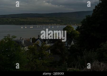 Barche sul loro ormeggio a Lamlash Bay, Isola di Arran, Scozia Foto Stock