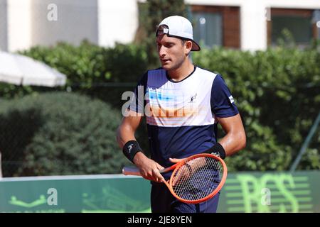 Milano, Italia. 25th giugno 2022. Italia, Milano, 25 2022 giugno: Francesco Passaro durante la partita di tennis FRANCESCO PASSARO (ITA) vs FABIAN MAROZSAN (RUS) Semifinale ATP Challenger Milano presso Aspria Harbour Club (Credit Image: © Fabrizio Andrea Bertani/Pacific Press via ZUMA Press Wire) Foto Stock