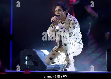 Cantante italiana Tananai durante la registrazione della manifestazione musicale TIM Summer Hits diretta da Andrea Delogu e Stefano De Martino. Una serie di concerti nelle piazze italiane trasmessi il Rai2. Piazza del Popolo (Roma), 24 giugno 2022 Foto Stock