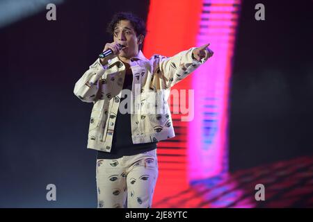 Cantante italiana Tananai durante la registrazione della manifestazione musicale TIM Summer Hits diretta da Andrea Delogu e Stefano De Martino. Una serie di concerti nelle piazze italiane trasmessi il Rai2. Piazza del Popolo (Roma), 24 giugno 2022 Foto Stock