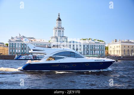 Vista dello yacht galleggiante sull'acqua Foto Stock