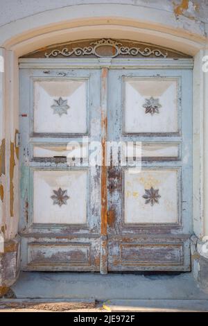 Vista dettagliata di una porta di legno riccamente sagomata. Foto Stock