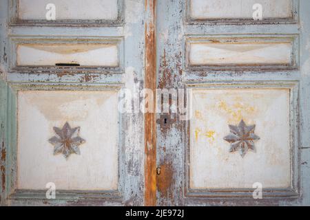 Vista dettagliata di una porta di legno riccamente sagomata. Foto Stock