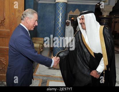 File photo datato 13/3/2013 del Principe di Galles scuote le mani con il primo Ministro Qatari Sheikh Hamad Bin Jassim al Thani, nella sua residenza fuori Doha, Qatar. Il Principe ha accettato ingenti donazioni in contanti per un totale di tre milioni di euro da parte dell'ex primo ministro Qatar, il Sunday Times ha riportato. Il giornale sosteneva che il principe accettava personalmente le donazioni in denaro per la sua carità il Fondo caritativo del Principe di Galles (PWCF) tra il 2011 e il 2015 da Sheikh Hamad bin Jassim, primo ministro del Qatar tra il 2007 e il 2013. Data di emissione: Domenica 26 giugno 2022. Foto Stock