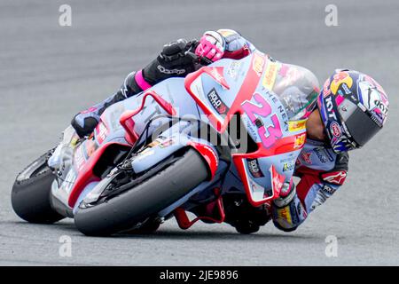 ASSEN, PAESI BASSI - GIUGNO 26: Enea Bastianini della Gresini Racing MotoGP e Italia durante la MotoGP dei Paesi Bassi al TT Assen il 26 giugno 2022 ad Assen, Paesi Bassi. (Foto di Patrick Goosen/Orange Pictures) Foto Stock