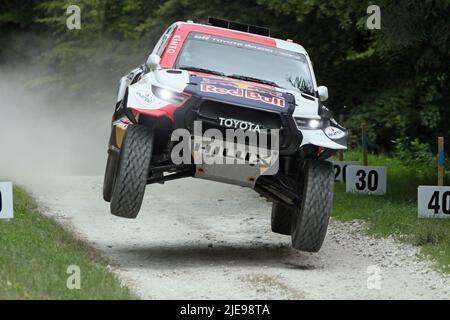 Goodwood, West Sussex, Regno Unito 26th giugno 2022. Toyota Hilux Daker Rally auto prende il salto al Goodwood Festival of Speed – ‘gli innovatori – masterminds of Motorsport’, a Goodwood, West Sussex, Regno Unito. © Malcolm Greig/Alamy Live News Foto Stock