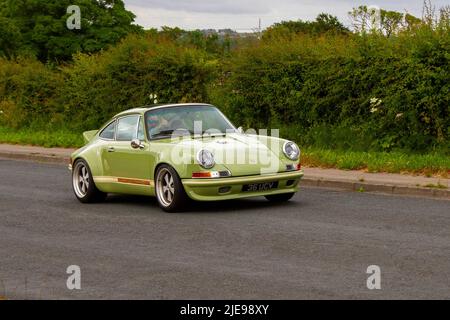 1995 90s anni Novanta Green Porsche 911 Carrera 4 3600cc benzina coupé; in rotta per Hoghton Tower per la Supercar Summer Showtime auto incontro che è organizzato da Great British Motor Show a Preston, Regno Unito Foto Stock