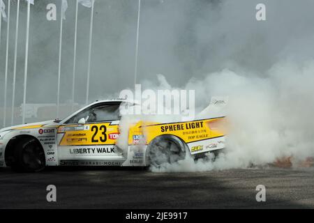 Goodwood, West Sussex, Regno Unito 26th giugno 2022. Drift car creando un sacco di fumo di pneumatici al Goodwood Festival of Speed – ‘gli innovatori – masterminds of Motorsport’, a Goodwood, West Sussex, Regno Unito. © Malcolm Greig/Alamy Live News Foto Stock