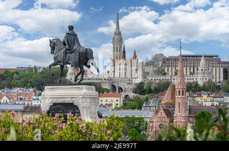 Vista del lato Buda di Budapest, Ungheria con il Castello di Buda, San Mattia, Bastione dei pescatori e Statua del conte Gyula Andrassy. Foto Stock