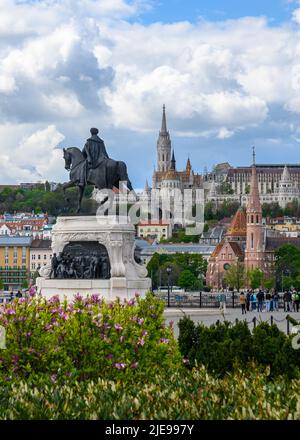 Vista del lato Buda di Budapest, Ungheria con il Castello di Buda, San Mattia, Bastione dei pescatori e Statua del conte Gyula Andrassy. Foto Stock