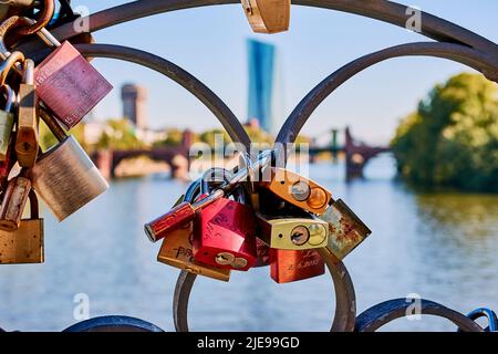 Francoforte sul meno, Germania - 30 settembre 2018 Lovelocks all'Eiserner Steg di Francoforte con vista sulla Banca Centrale europea Foto Stock