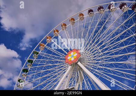 Vienna, Austria - 20 febbraio 2020 Nuova ruota panoramica nel Parco Prater contro il cielo nuvoloso blu. Foto Stock