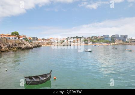 Cascais vicino a Lisbona, città sul mare. Vista panoramica sulla costa, rocce pittoresche e barche in una giornata estiva di sole. Portogallo Foto Stock