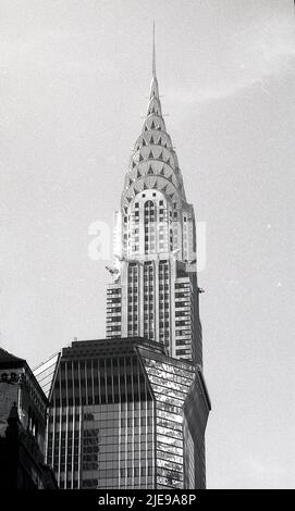 1980s, vista esterna del Chrysler Building, un raschietto Art Deco, Manhattan, New York, USA. Una volta completato nel 1930, era l'edificio più alto del mondo. Foto Stock