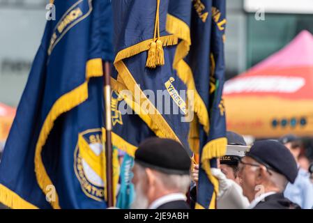 Evento di commemorazione militare della Giornata delle forze armate ad High Street, Southend on Sea, Essex, Regno Unito. Standard militari, con Ypres scorrimento Foto Stock